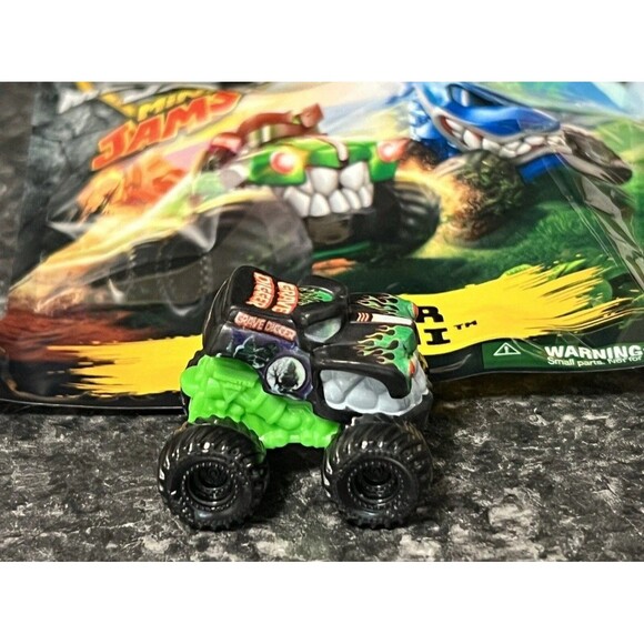 2025 Monster Jam Mini Series 19 GRAVE DIGGER - Picture 1 of 3